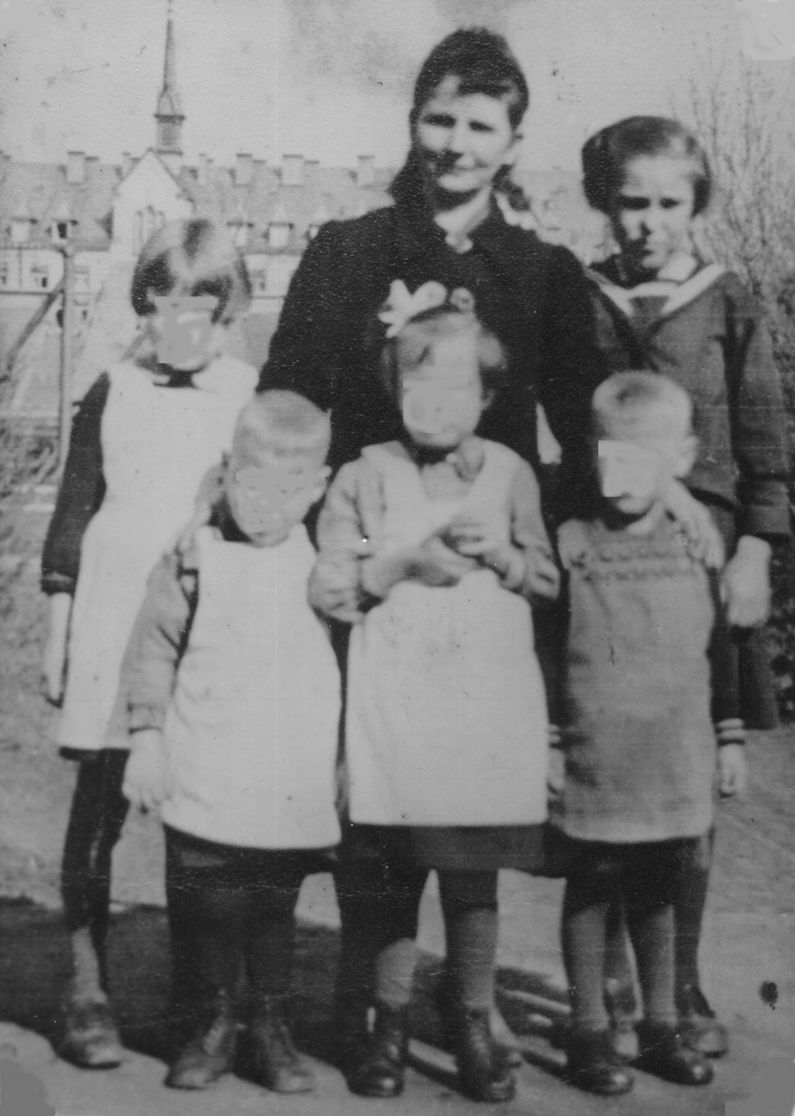 Das Foto zeigt die Mutter der Familie Ims mit fünf ihrer Kinder. 