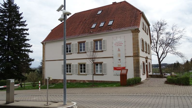 Das Alleehaus, in dem sich die Ausstellung befindet