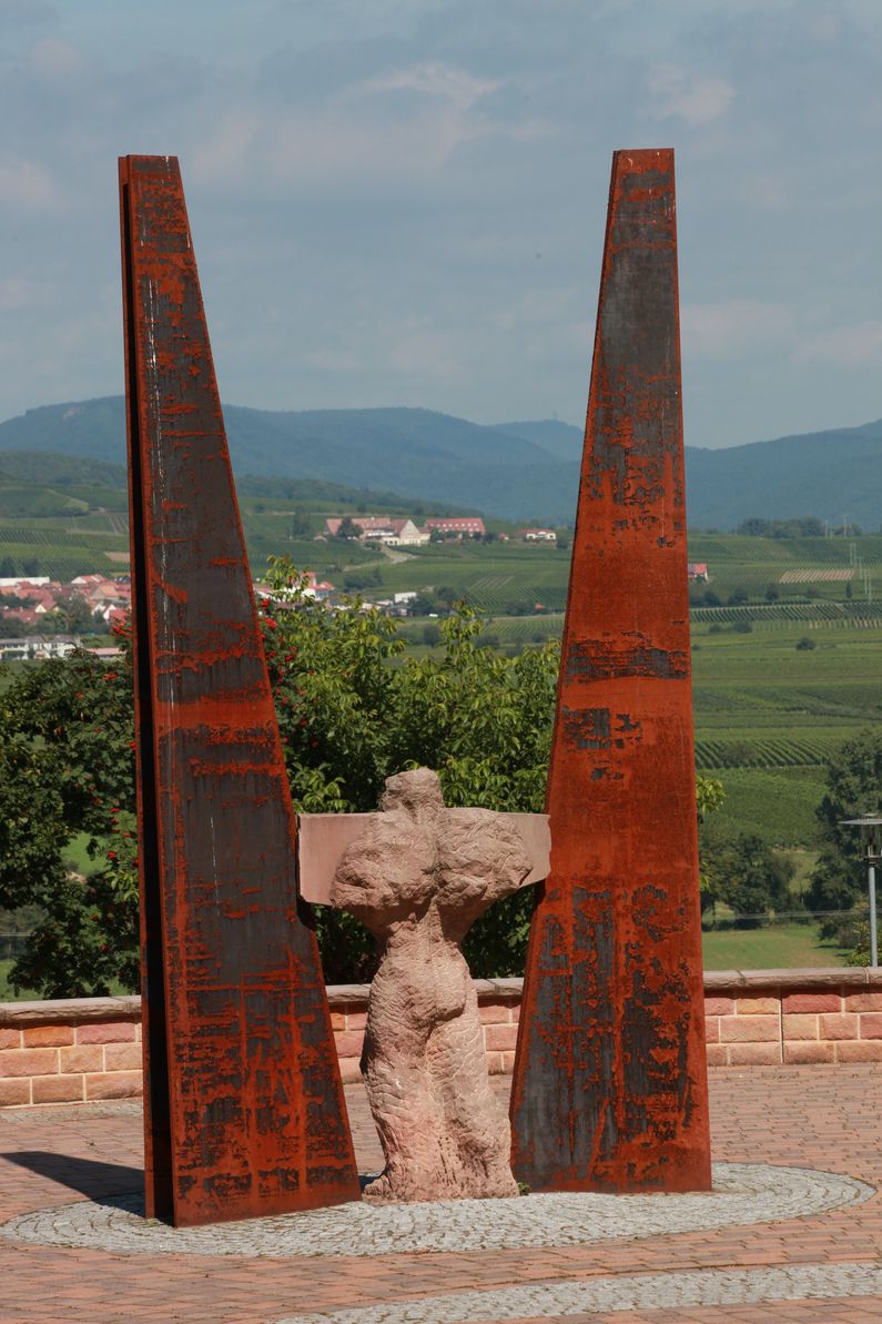 Skulptur an der Gedenkstätte für die Opfer des Nationalsozialismus in Klingenmünster.
