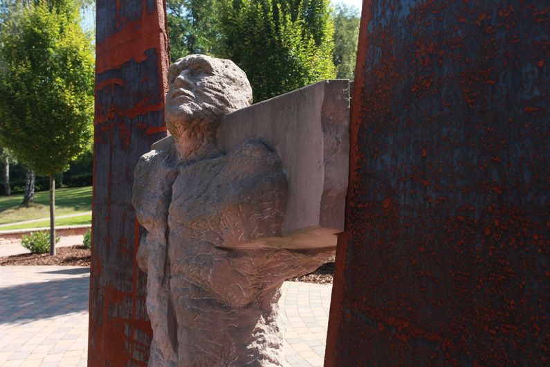 Skulptur an der Gedenkstätte des Klinikfriedhofs