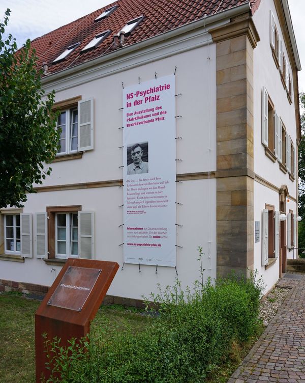 Außenansicht Ausstellungsgebäude