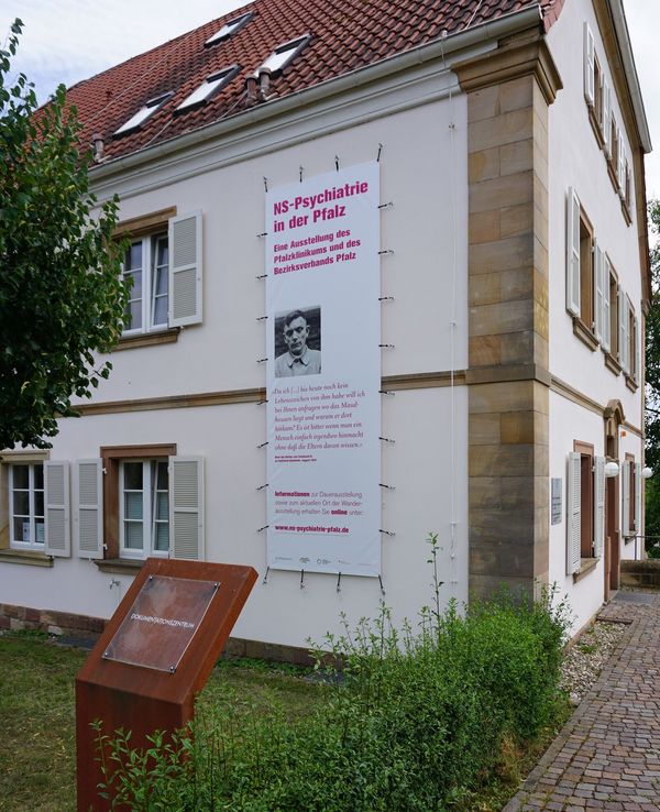 Außenansicht Ausstellungsgebäude